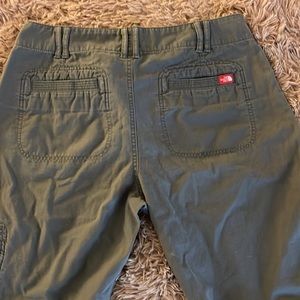 Pretty cute cargo style North Face pant. Bottoms leg roll up, to capri length.